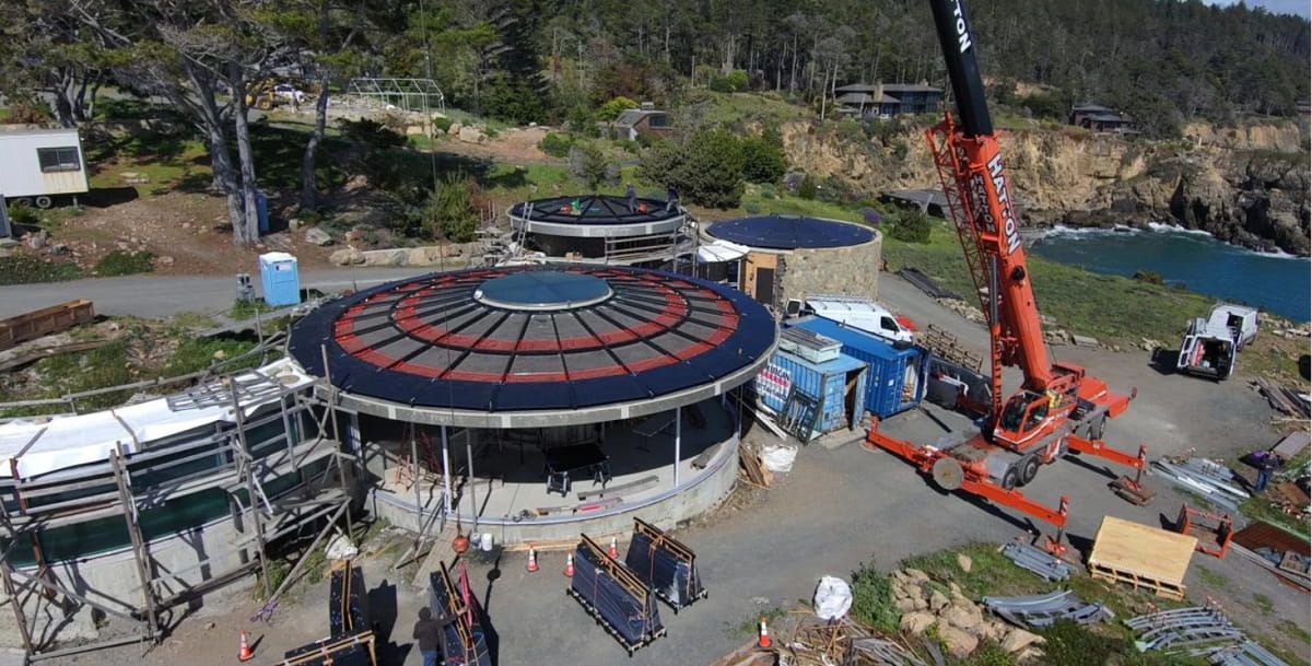 Suelo transitable fotovoltaico Timber Cove fabricado por Onyx Solar en construcción