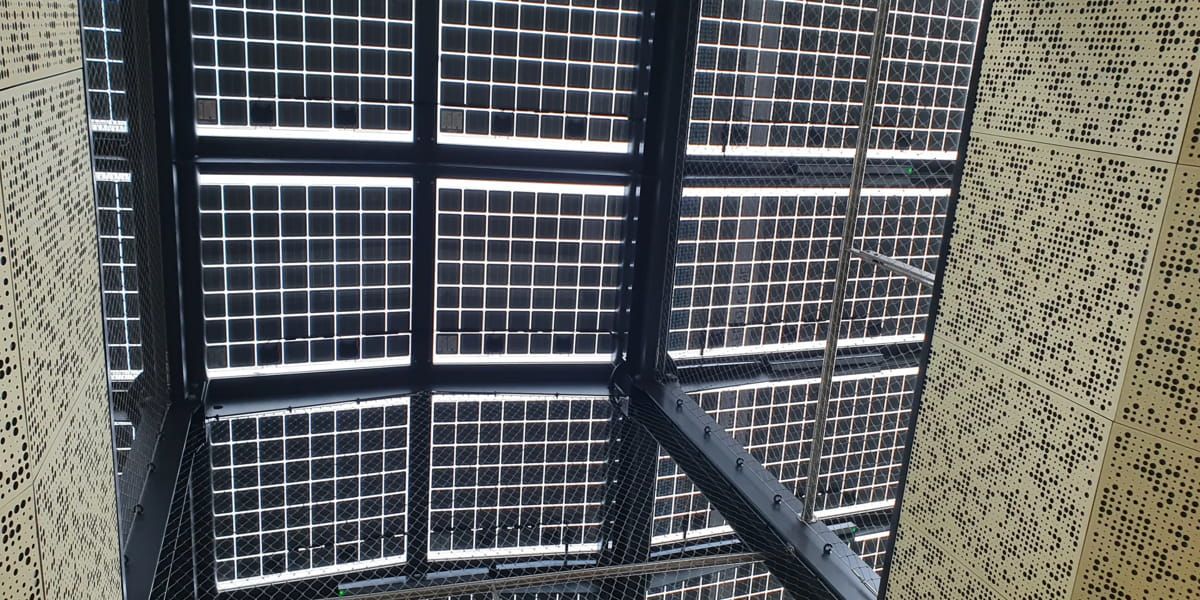 Vista interior del tragaluz de la Estación Central de Ferrocarril que incorpora vidrio de tecnología fotovoltaica de silicio cristalino de Onyx Solar