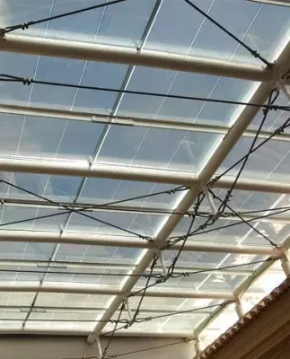 Vista interior del lucernario del Ayuntamiento de Alzira construido con vidrio fotovoltaico de silicio amorfo fabricado por Onyx Solar