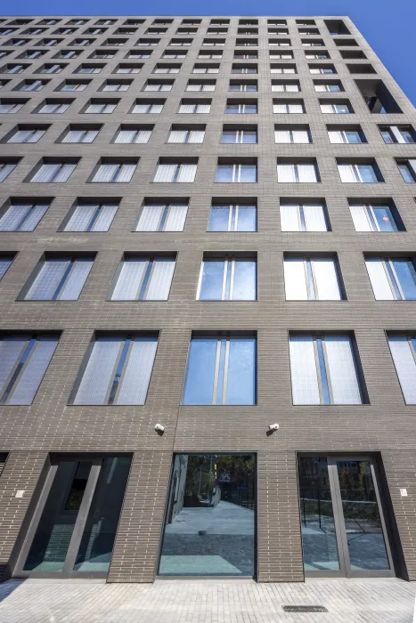 Vista general del edificio de Oficinas Badajoz 97 que integra un muro cortina construido con vidrio fotovoltaico de silicio cristalino fabricado por Onyx Solar