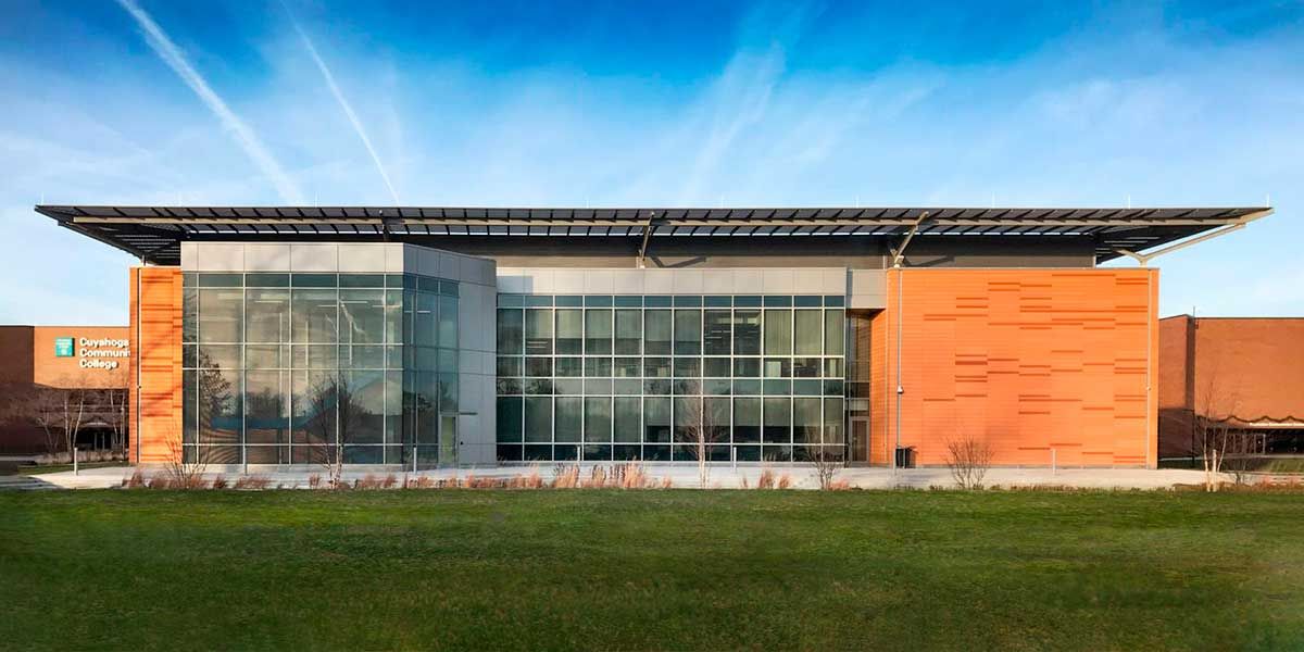 Vista general del Centro de Aprendizaje Stem cuyo lucernario está construido con vidrio fotovoltaico de silicio cristalino fabricado por Onyx Solar