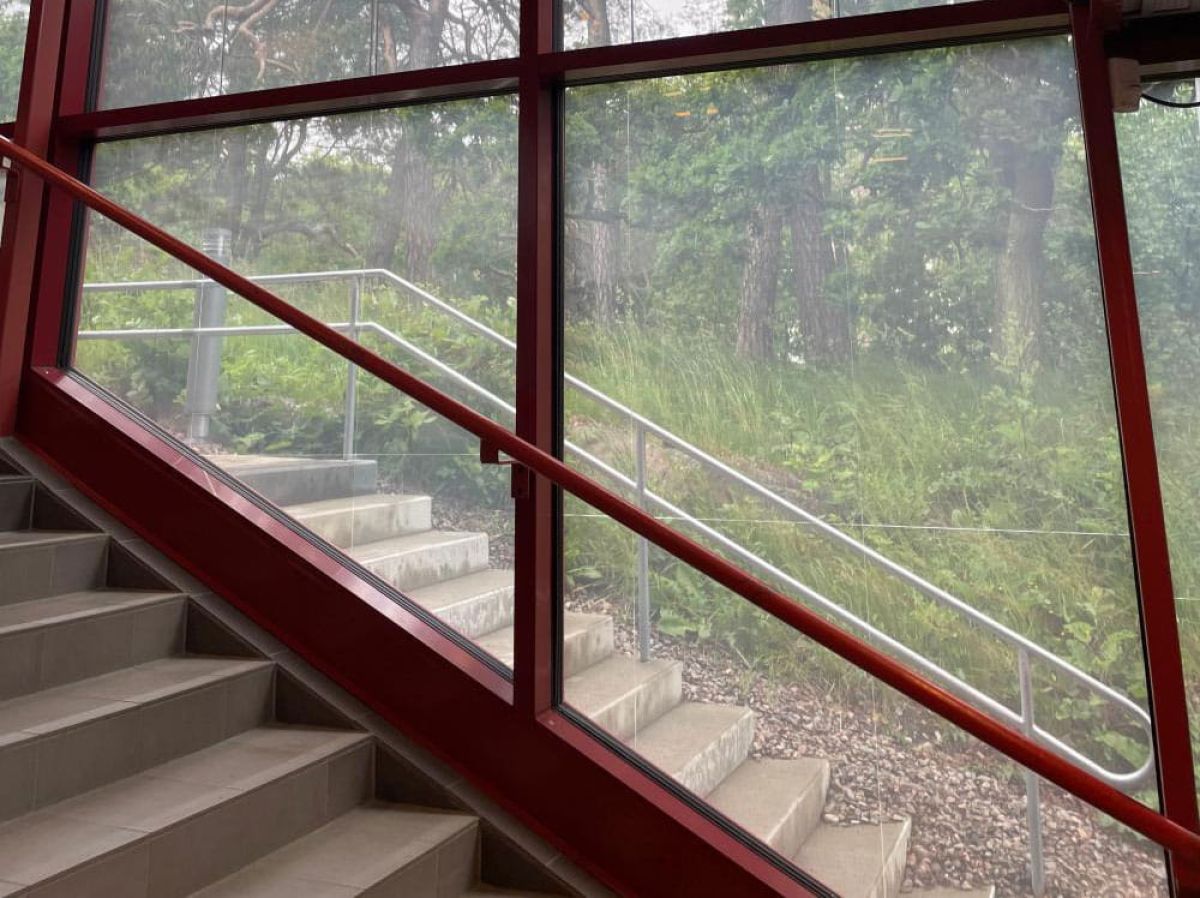 Vista interior fachada Frölunda Kulturhus construida con vidrio fotovoltaico de silicio amorfo fabricado por Onyx Solar