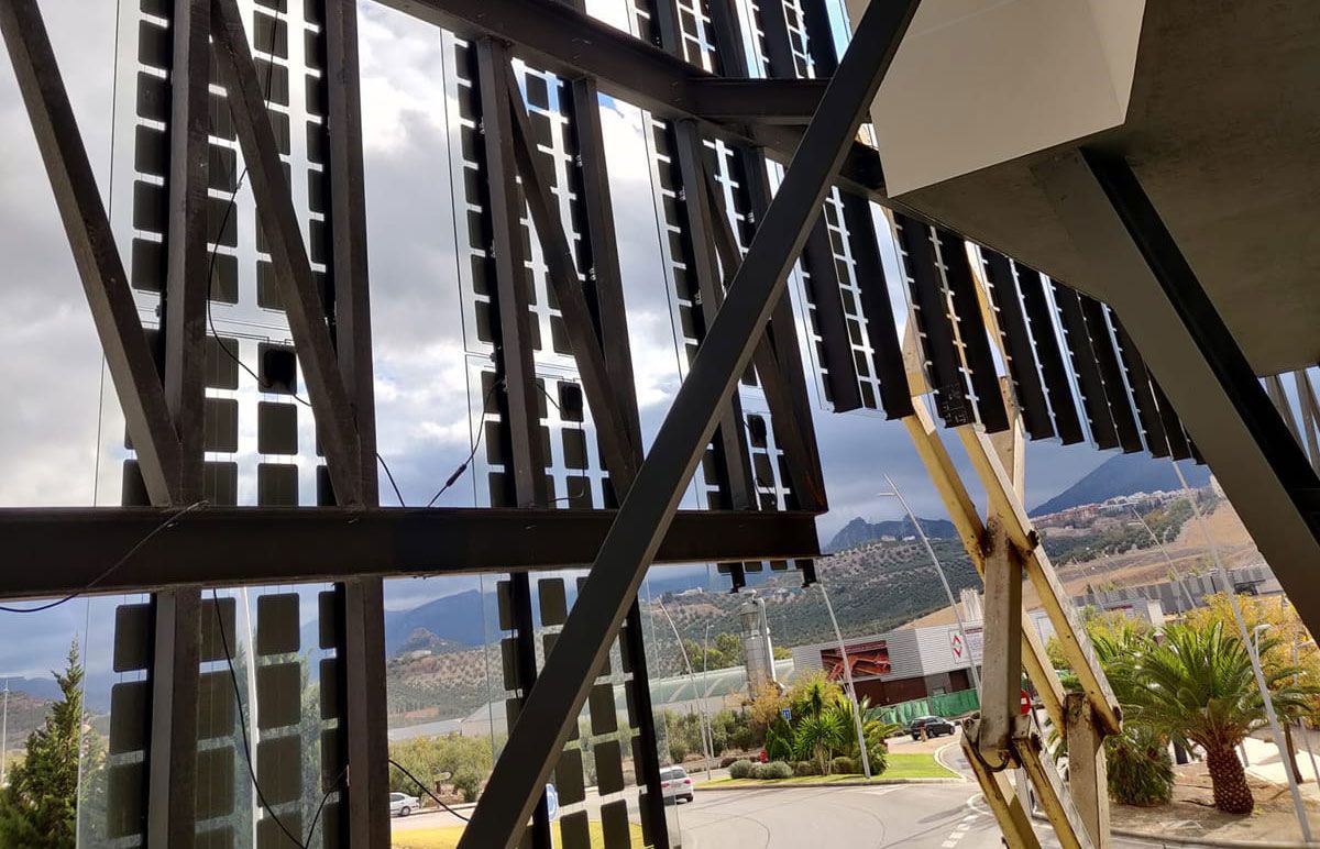 Detalles interiores fachada Laboratorio de Investigación D4 construida con vidrio fotovoltaico de silicio cristalino fabricado por Onyx Solar