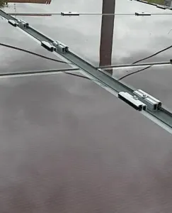 Detalles exteriores de la pérgola fotovoltaica de silicio amorfo de Onyx Solar instala en una residencia de ancianos de Madrid