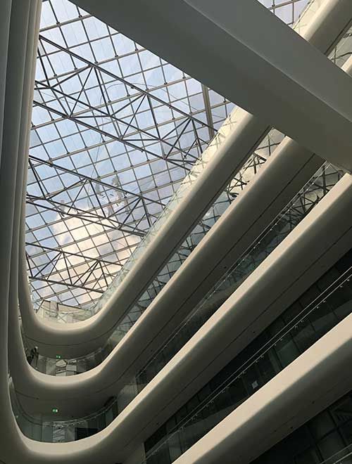Lucernario instalado en el I&M Bank fabricado con vidrio fotovoltaico con tecnología de silicio amorfo de Onyx Solar