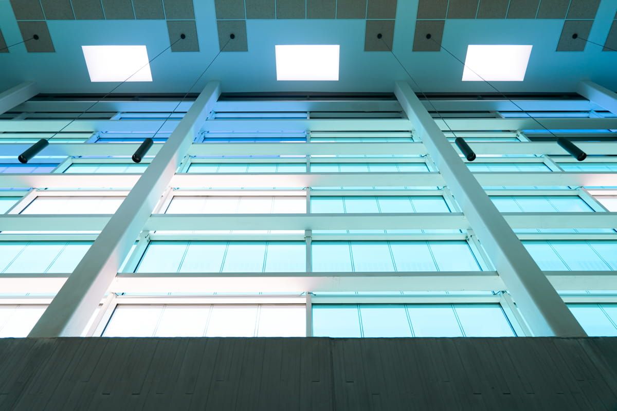 Vista Interior al muro cortina de vidrio fotovoltaico de silicio cristalino y amorfo de Onyx Solar para la UCAV Labs 