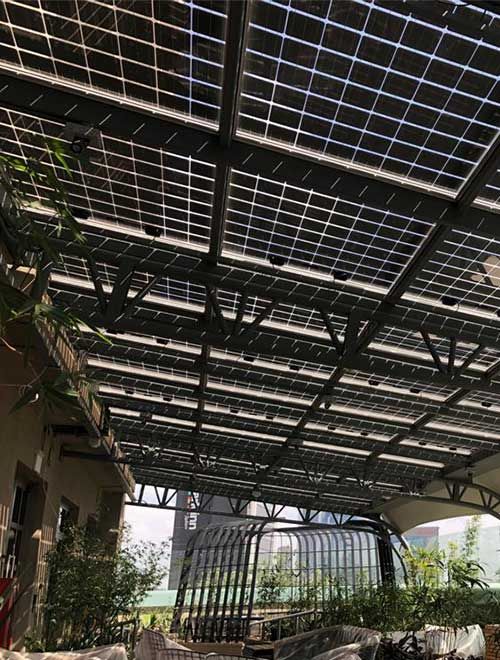 Pérgola instalada en el edificio de Microsoft fabricada con vidrio fotovoltaico con tecnología de silicio cristalino de Onyx Solar