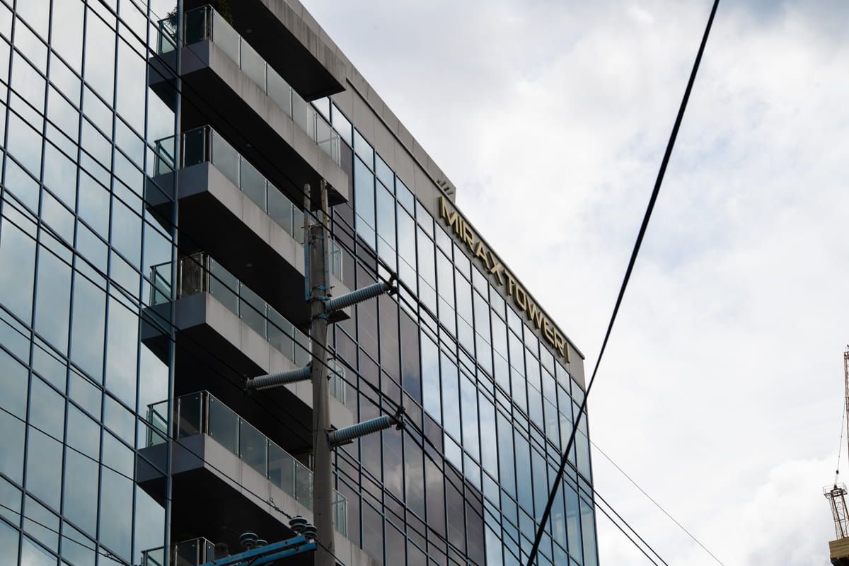 Vista exterior de la fachada fotovltaica con tecnología de silicio amorfo de Onyx Solar para la Torre Mirax