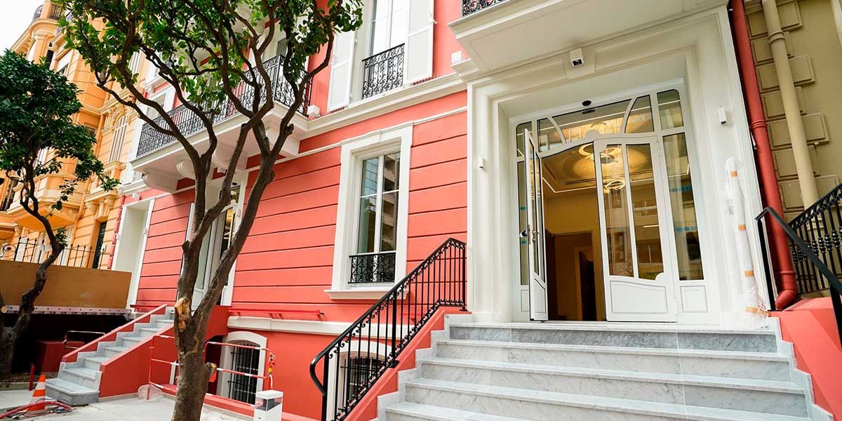 Entrada al edificio Villa Florestine cuyo lucernario integra vidrio fotovoltaico de silicio cristalino de Onyx Solar