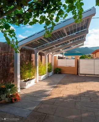 Vista lateral de la marquesina de Sustainable Planet Advisors que presenta Vidrio de Tecnología Fotovoltaica de Silicio Cristalino de Onyx Solar
