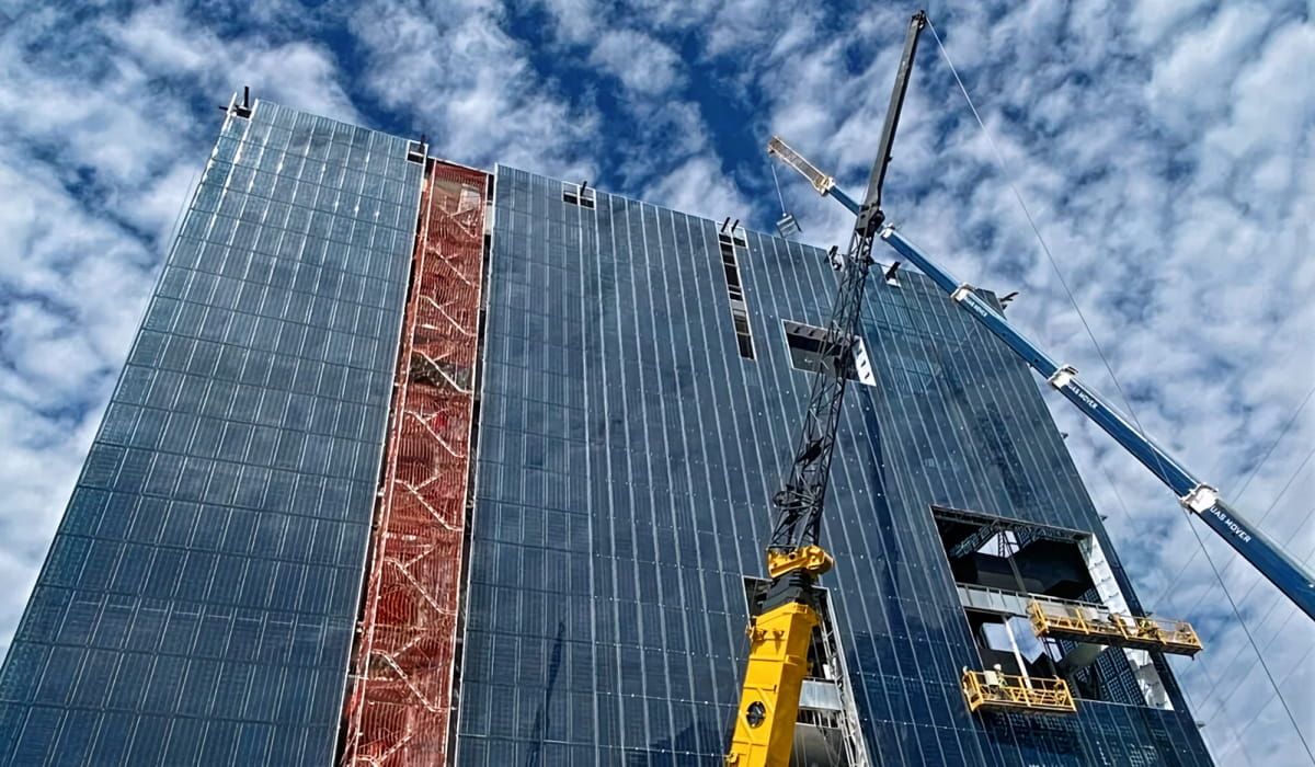 Fachada Bloque construida con vidrio fotovoltaico de silicio cristalino fabricado por Onyx Solar en construcción