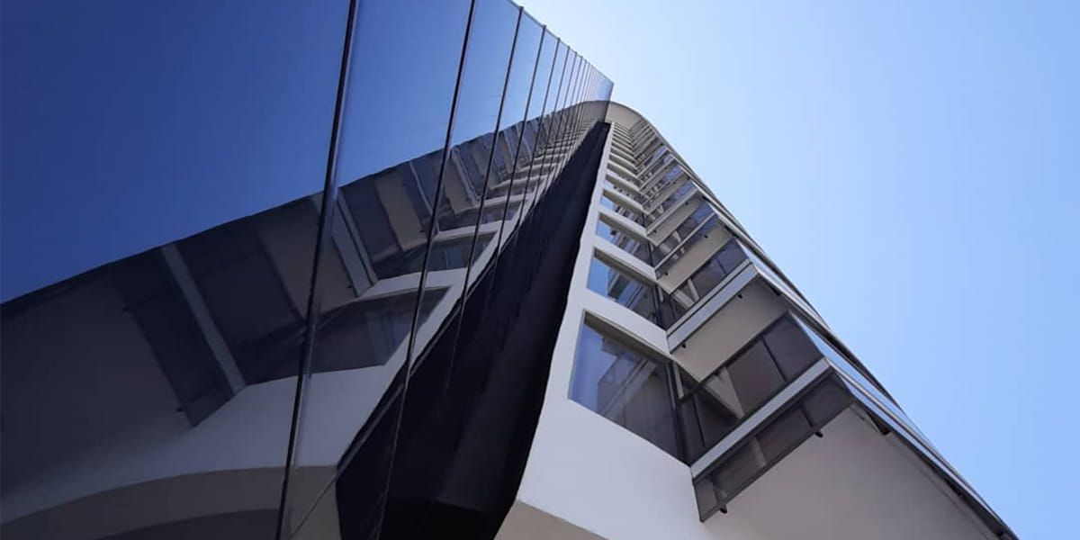 Detalles exteriores de la fachada de la Torre Elipse, que incorpora vidrio fotovoltaico de silicio amorfo de Onyx Solar