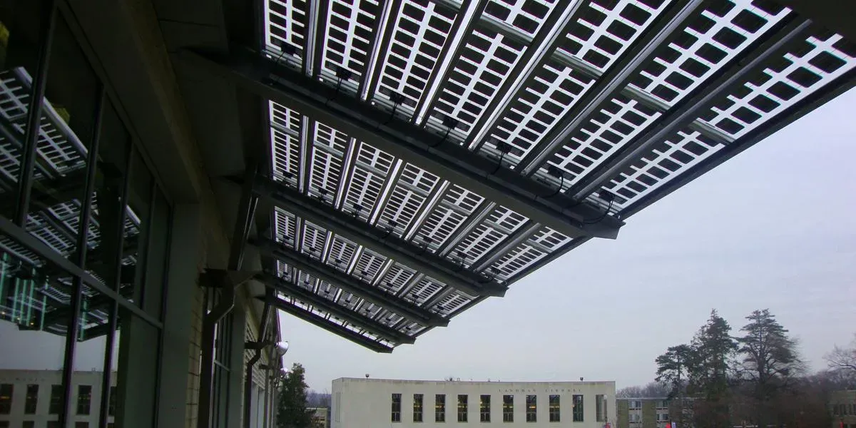 Visión exterior de la pergola fotovoltaica de silicio cristalino de Onyx Solar para la Universidad de Arcadia