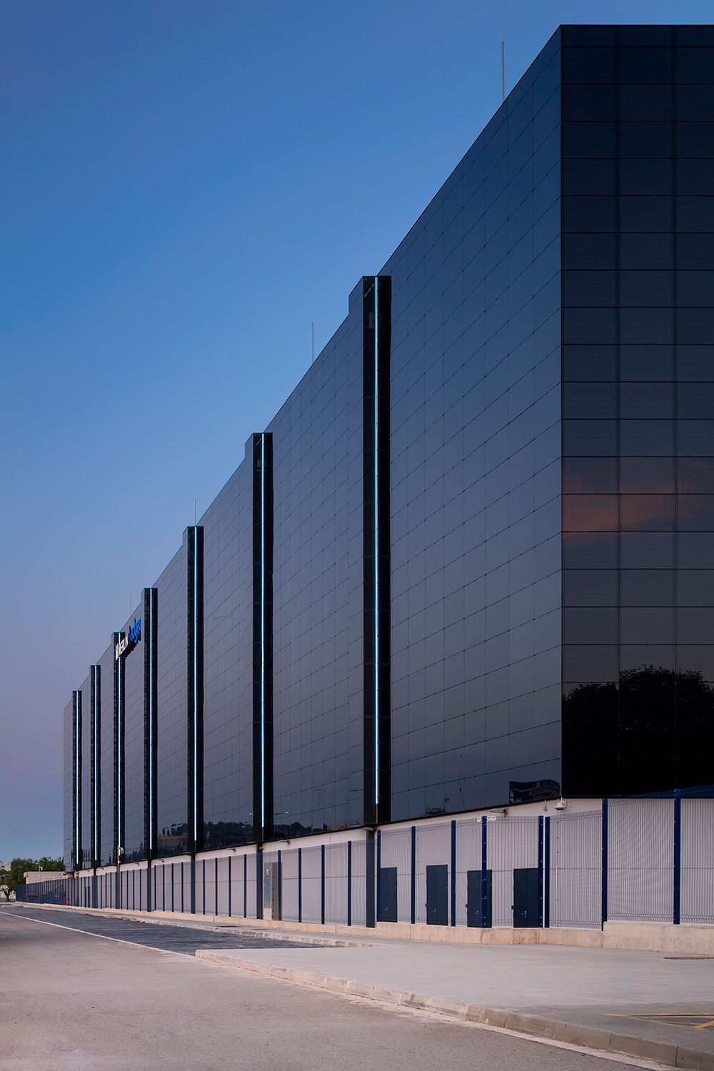 Fachada del Data Center construida con vidrio fotovoltaico de silicio cristalino fabricado por Onyx Solar