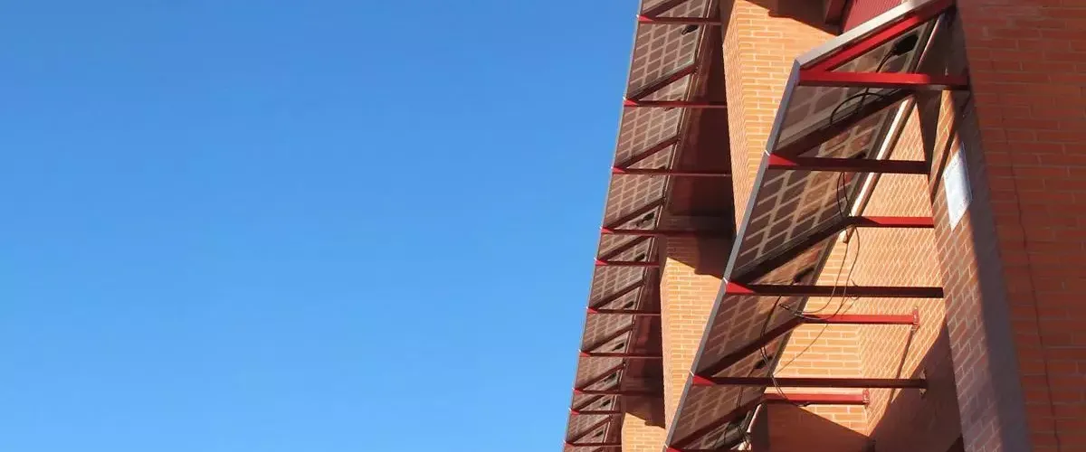 Vista de la pérgola cristalina del aulario de Valladolid por Onyx Solar.