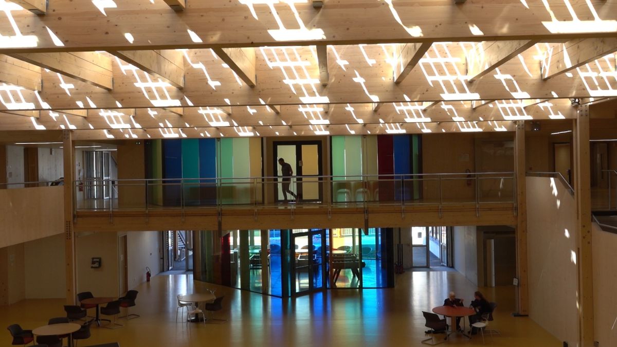 VIsta interior del lucernario del Instituto Elsa Triolet construido con vidrio fotovoltaico de silicio cristalino fabricado por Onyx Solar