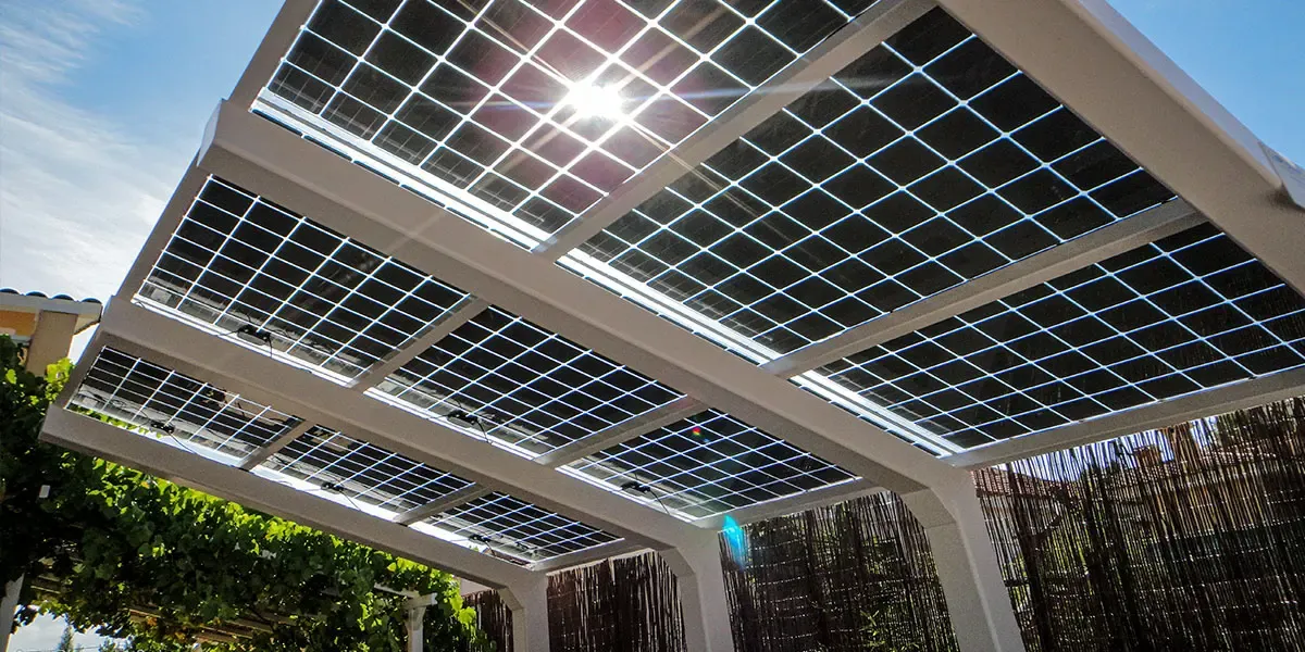 Vista interior de la marquesina de Sustainable Planet Advisors que presenta Vidrio de Tecnología Fotovoltaica de Silicio Cristalino de Onyx Solar