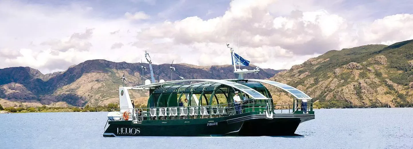 Descripción general de la marquesina del barco en el lago de Sanabria que incorpora Vidrio de Tecnología Fotovoltaica de Silicio Cristalino de Onyx Solar