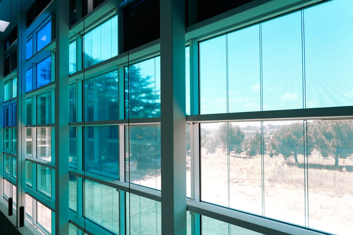 Vista Interior al muro cortina de vidrio fotovoltaico de silicio cristalino y amorfo de Onyx Solar para la UCAV Labs 