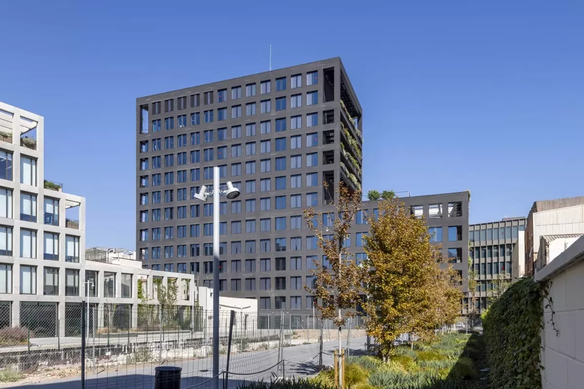 Vista general del edificio de Oficinas Badajoz 97 que integra un muro cortina construido con vidrio fotovoltaico de silicio cristalino fabricado por Onyx Solar