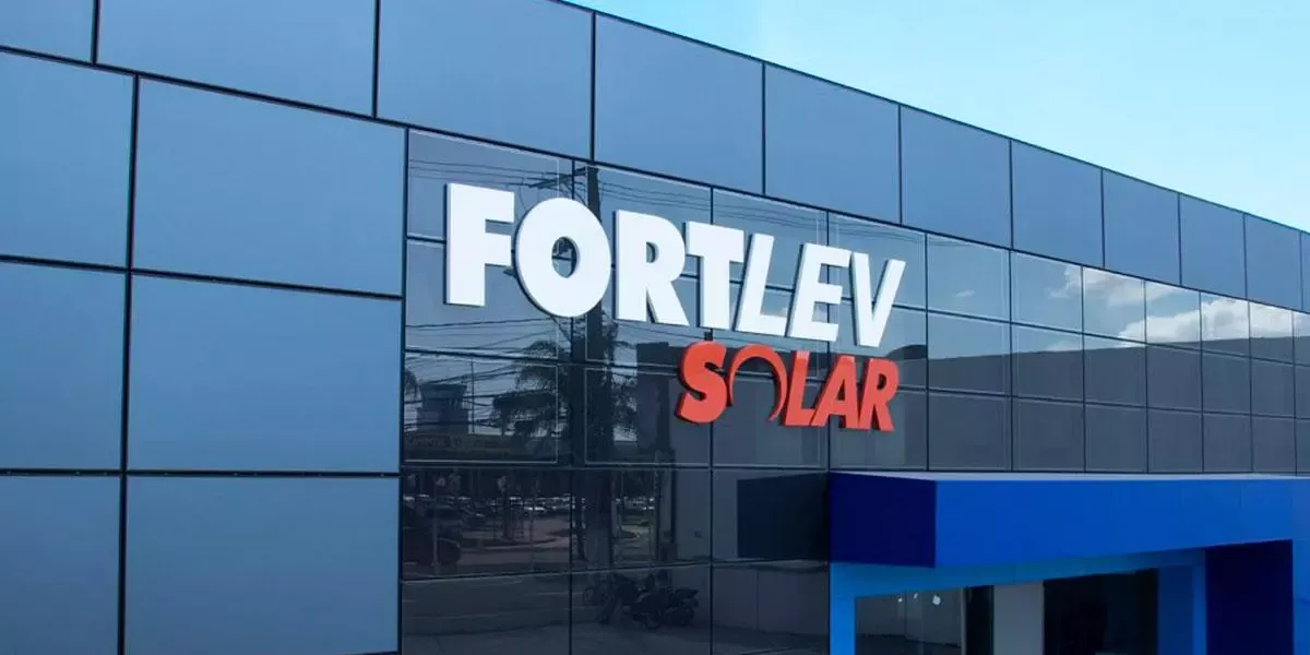 Vista lateral de la fachada fotovoltaica de silicio amorfo de Onyx Solar en la oficina Fortlev