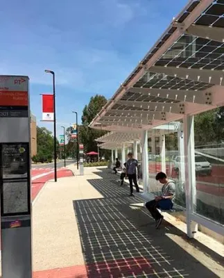 Vista exterior de la pérgola de la Universidad La Trobe con vidrio de tecnología fotovoltaica de silicio cristalino de Onyx Solar.
