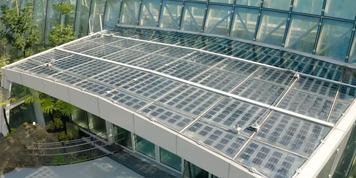 Detalles exteriores del lucernario del Jardín Nacional de Orquídeas construido con vidrio fotovoltaico de silicio amorfo fabricado por Onyx Solar