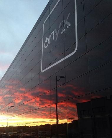 Vista exterior fachada Black Box construida con vidrio fotovoltaico de silicio amorfo fabricado por Onyx Solar