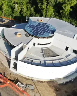 Vista exterior pérgola planta de Tratamiento de Agua construida con vidrio fotovoltaico de silicio cristalino fabricado por Onyx Solar