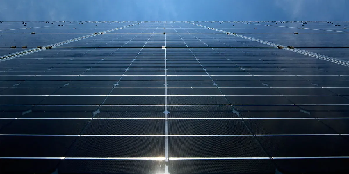 Detalles exteriores fachada Gas Barbastro construida con vidrio fotovoltaico de silicio cristalino fabricado por Onyx Solar