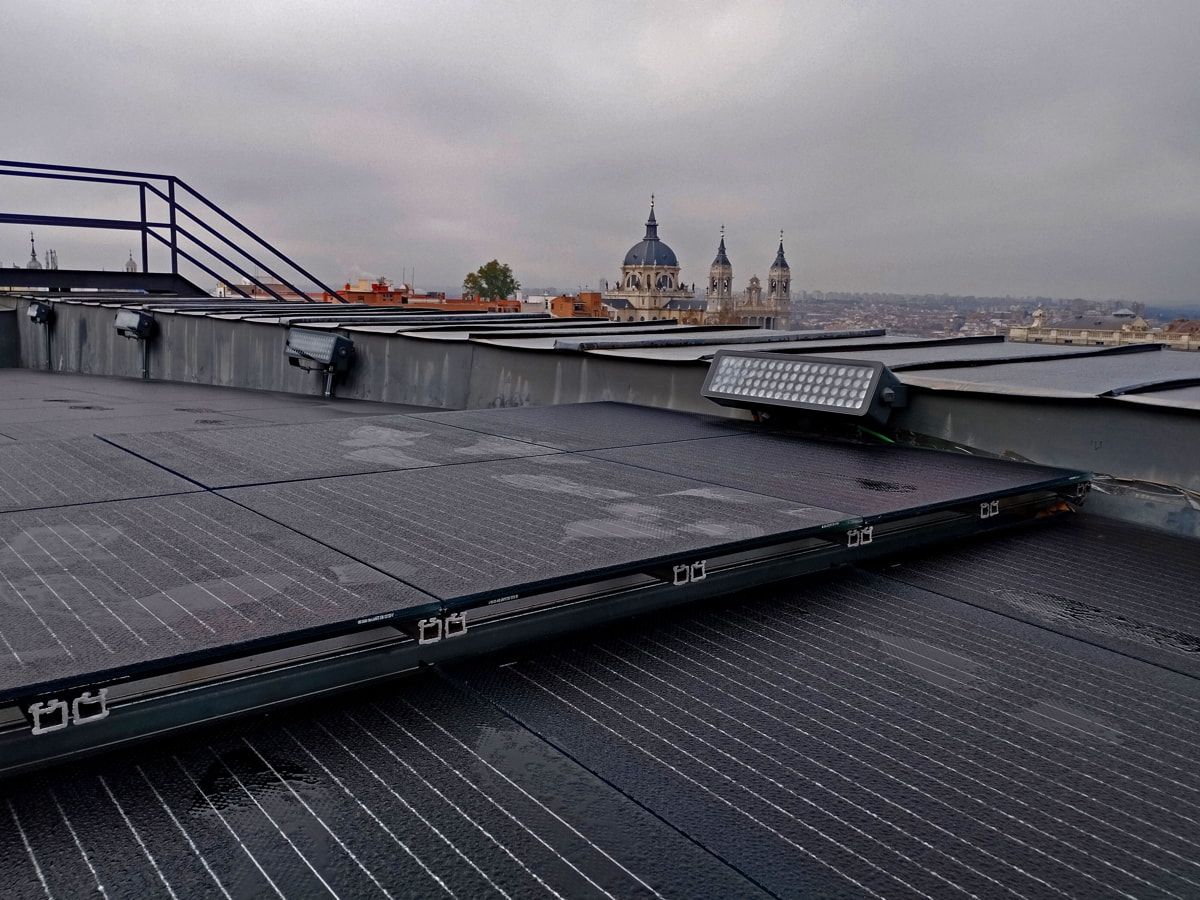 Detalle del suelo fotovoltaico instalado en el Teatro Real.