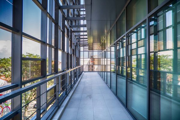 Vista interior del brise soleil en la sede de Bursagaz que incorpora Vidrio de Tecnología Fotovoltaica de Silicio Amorfo de Onyx Solar