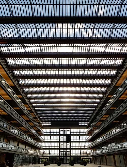 Lucernario instalado en el edificio Bell Works fabricado con vidrio fotovoltaico con tecnología de silicio amorfo de Onyx Solar