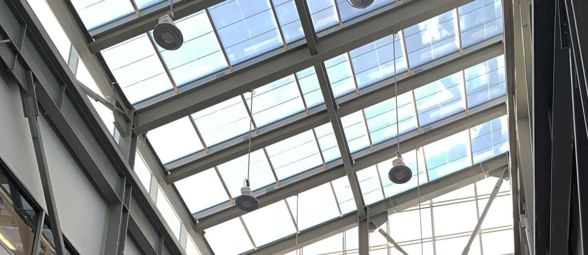 Detalles interiores del lucernario del edificio de la Administración de Seguridad Nuclear que integra vidrio fotovoltaico de silicio amorfo fabricado por Onyx Solar