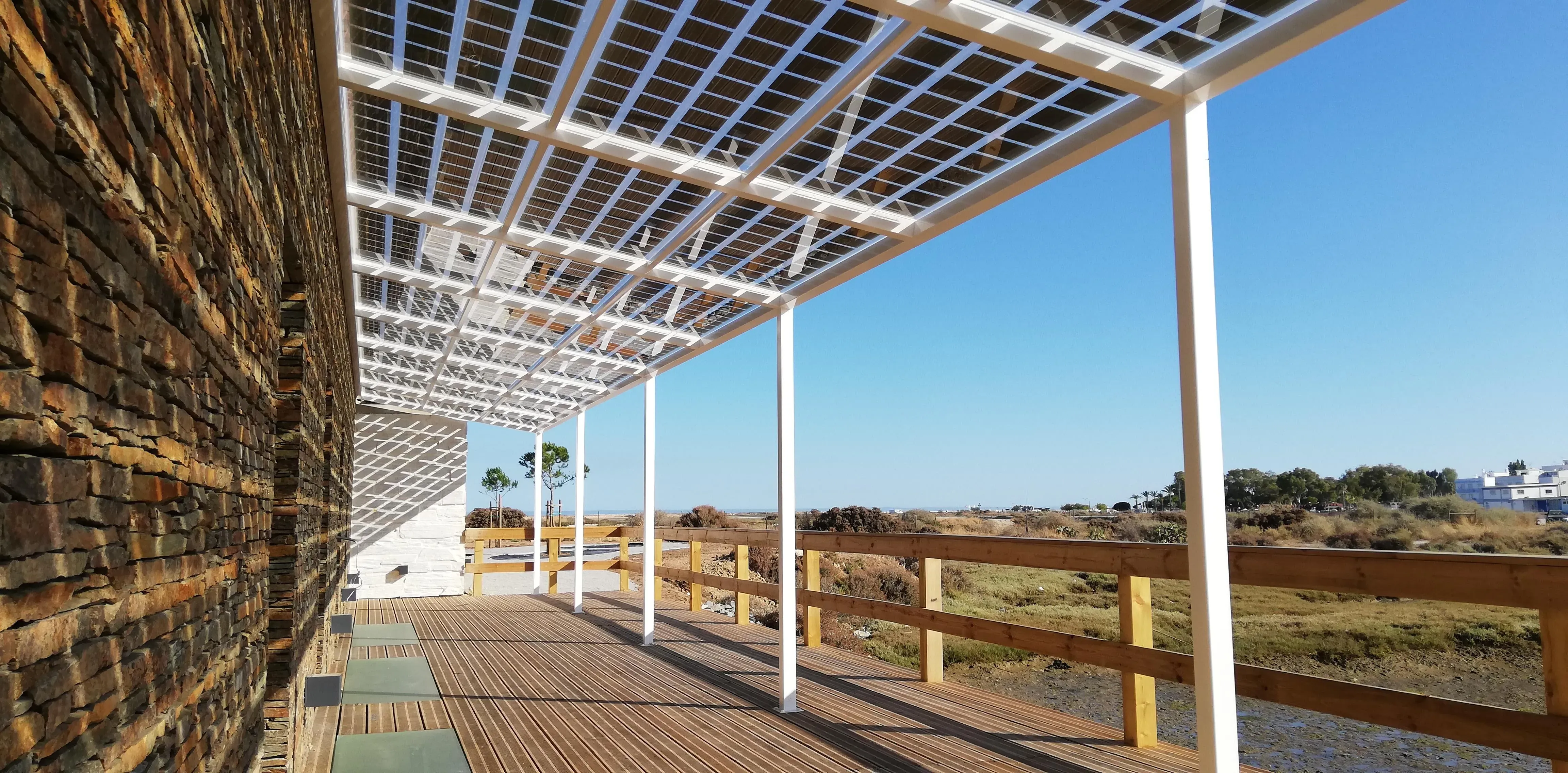 Vista general de la pérgola fotovoltaica de silciio cristalino de Onyx Solar instalada en una residencia provada del Algarve