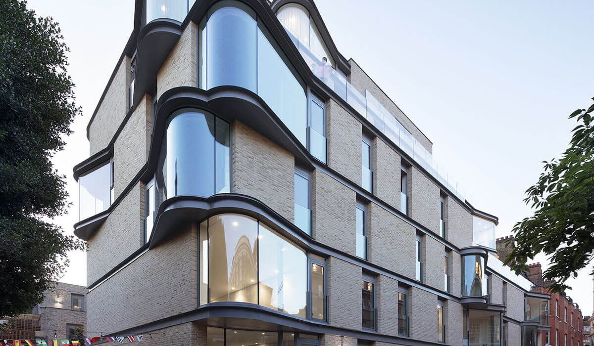 Vista exterior fachada Castle Lane construida con vidrio fotovoltaico de silicio cristalino fabricado por Onyx Solar
