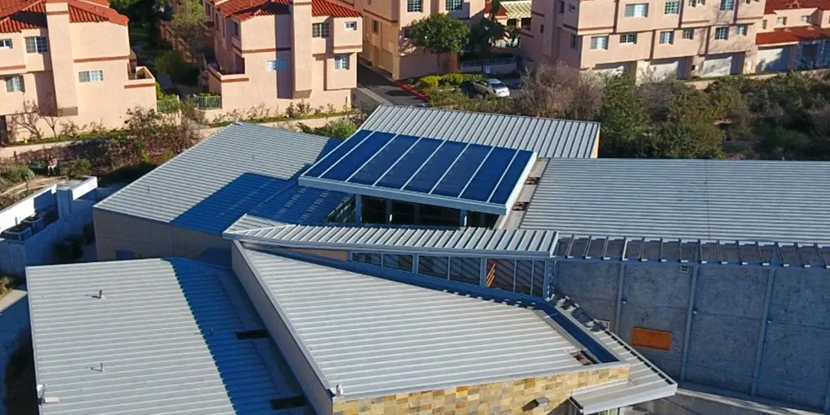 Vista general de la pérgola Fotovoltaica de Silicio Amorfo en el Centro Madrona Marsh