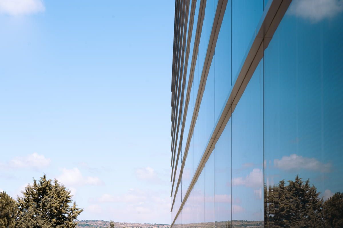 Detalles exteriores al muro cortina de vidrio fotovoltaico de silicio cristalino y amorfo de Onyx Solar para la UCAV Labs 