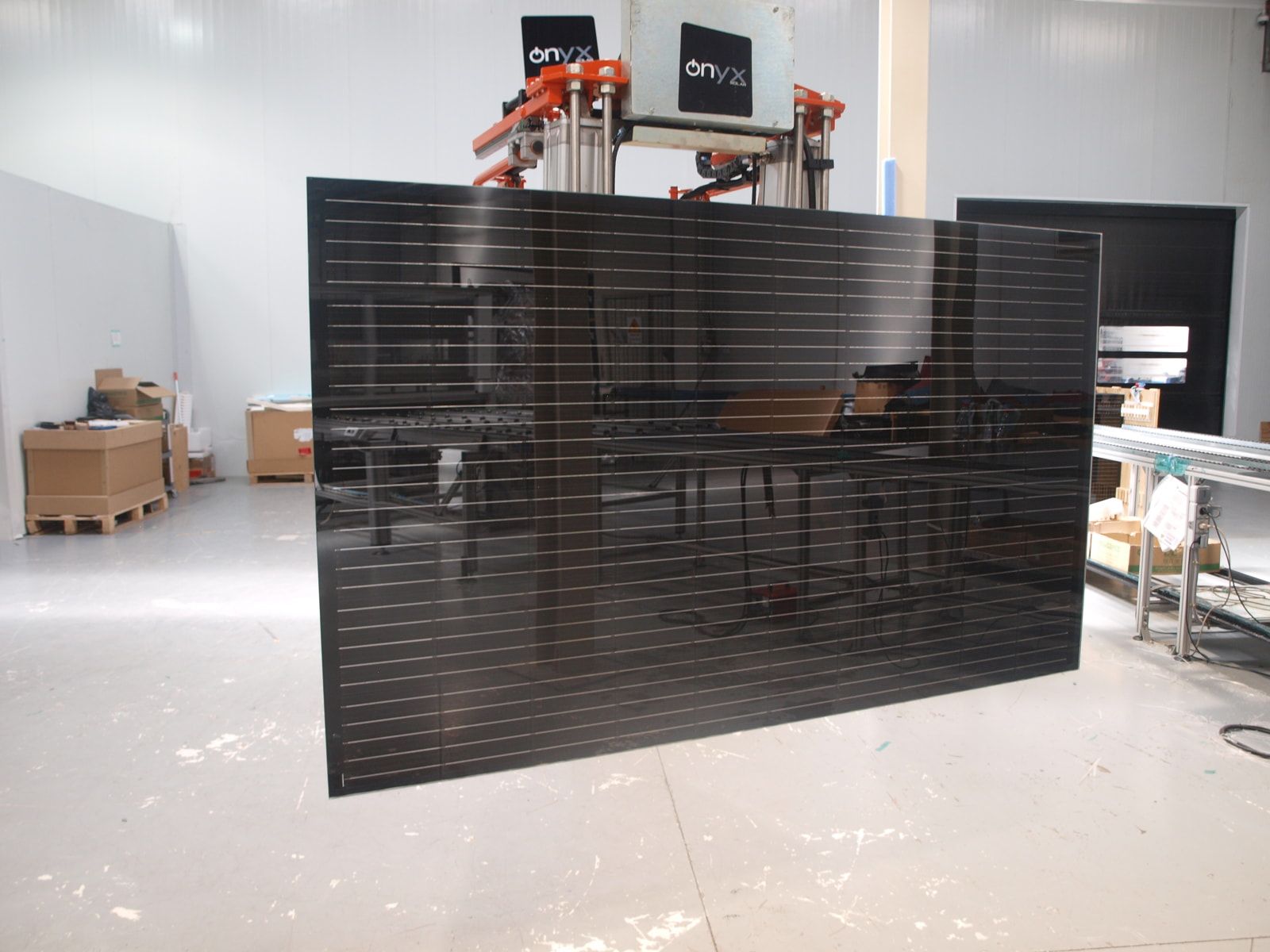 Vidrio Fotovoltaico de SIlicio Cristalino Negro fabricado por Onyx Solar instalado en el proyecto Centro de Datos