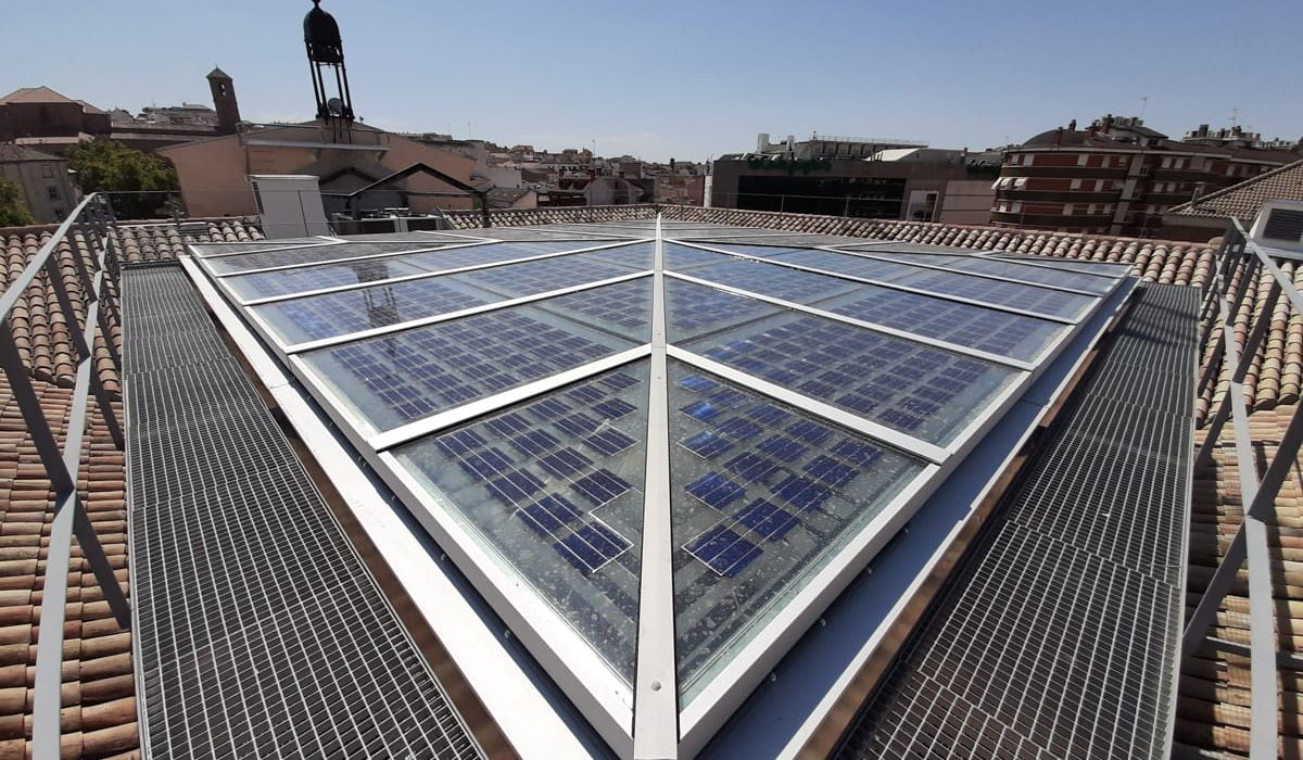 Detalles exteriores del lucernario del Ayuntamiento de Linares construido con vidrio fotovoltaico de silicio cristalino fabricado por Onyx Solar