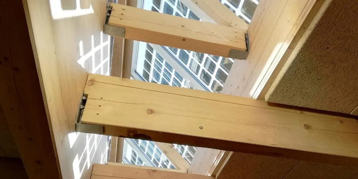 Vista interior del lucernario del Instituto Elsa Triolet construido con vidrio fotovoltaico de silicio cristalino fabricado por Onyx Solar