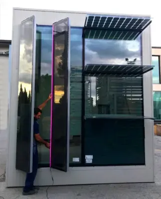 Vidrio Fotovoltaico con Tecnología de Silicio Amorfo de Onyx Solar instalándose en la fachada del Cellia Mock-Up