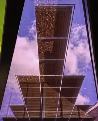Detalles interiores de la pérgola de Color construida con vidrio fotovoltaico de silicio cristalino fabricado por Onyx Solar