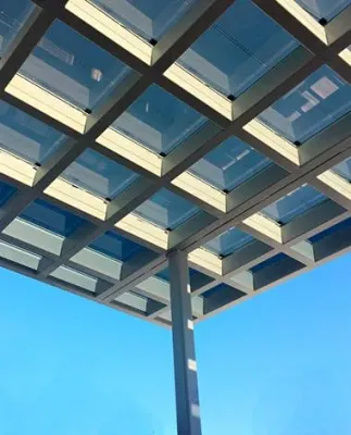 Vidrio Fotovoltaico de la pérgola Fotovoltaica de Silicio Amorfo del Centro Madrona Marsh por Onyx Solar