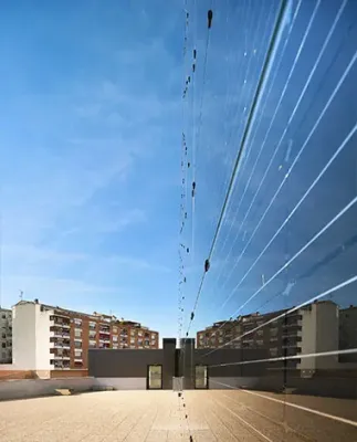 Vista lateral fachada Gas Barbastro construida con vidrio fotovoltaico de silicio cristalino fabricado por Onyx Solar