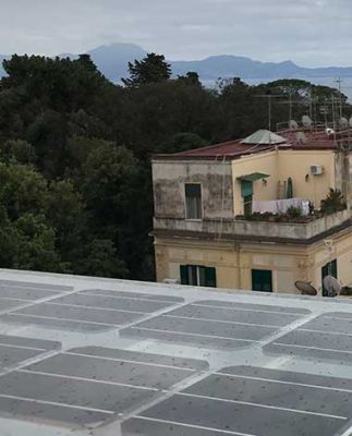 Detalle de la pérgola fotovoltaica de silicio cristalino de Onyx solar en Napoles