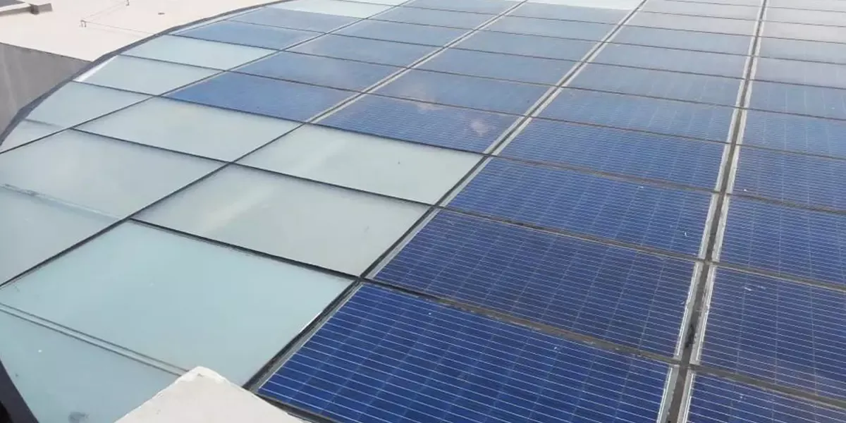 Detalles exteriores pérgola Planta de Tratamiento de Agua construida con vidrio fotovoltaico de silicio cristalino fabricado por Onyx Solar