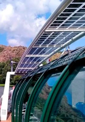 Vista lateral de la marquesina del barco en el lago de Sanabria que incorpora Vidrio de Tecnología Fotovoltaica de Silicio Cristalino de Onyx Solar