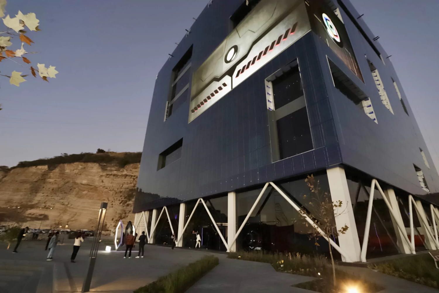Vista general fachada Bloque construida con vidrio fotovoltaico de silicio cristalino fabricado por Onyx Solar