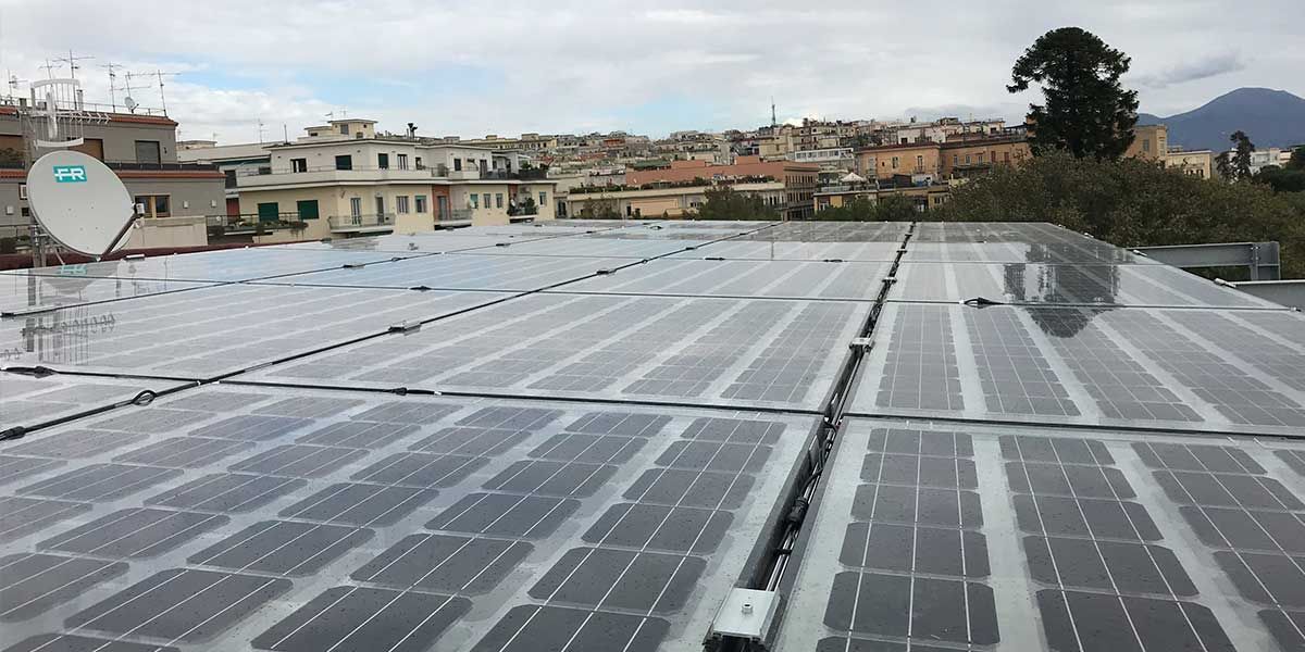 Vista general de la pérgola fotovoltaica de silicio cristalino de Onyx solar en Napoles